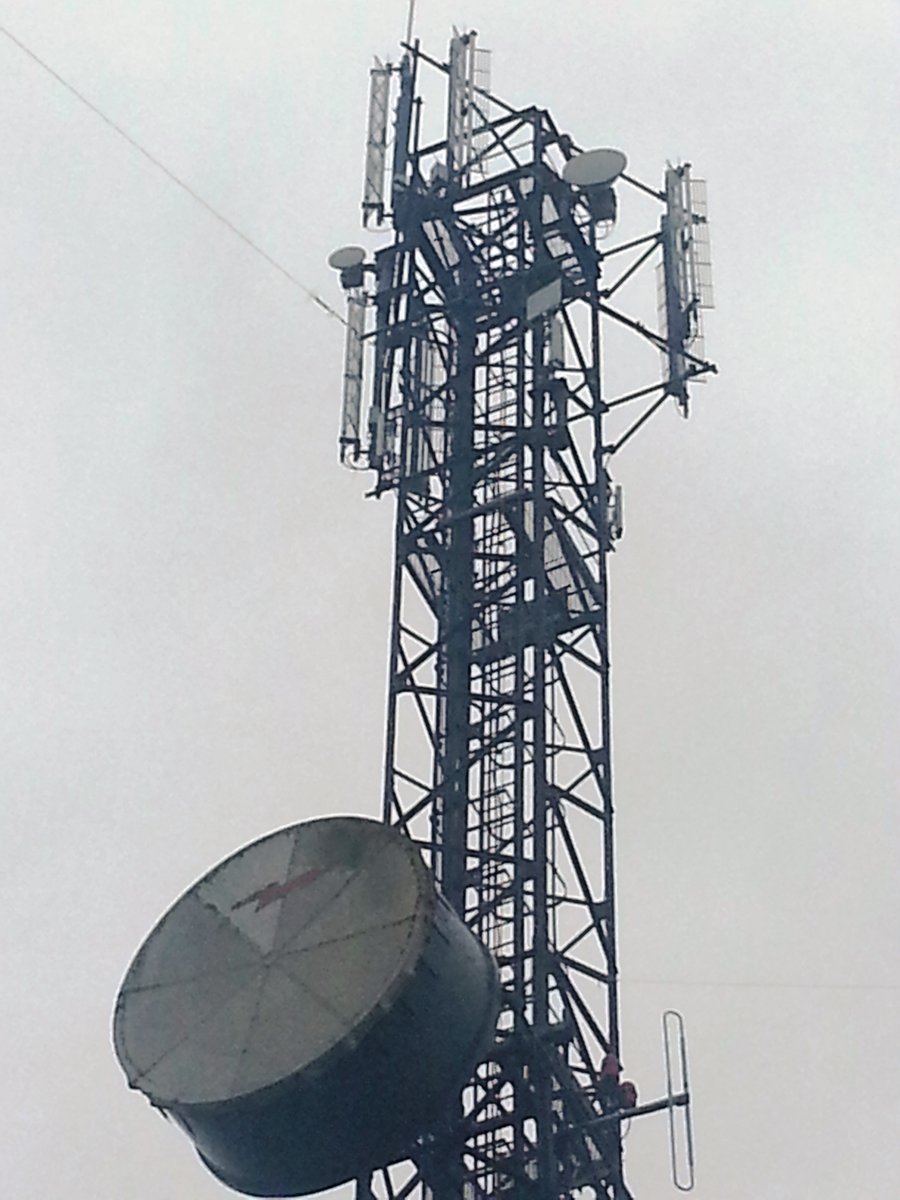 2g_gsm's tweet image. It was common for early GSM900 transmission lines to be connected to existing 900 MHz antennas. In this case the GSM BTS continued to use the old &apos;corner reflector&apos; antennas, as they were known at the time, for quite a while after analogue switch off #2G #GSM #historyoftechnology