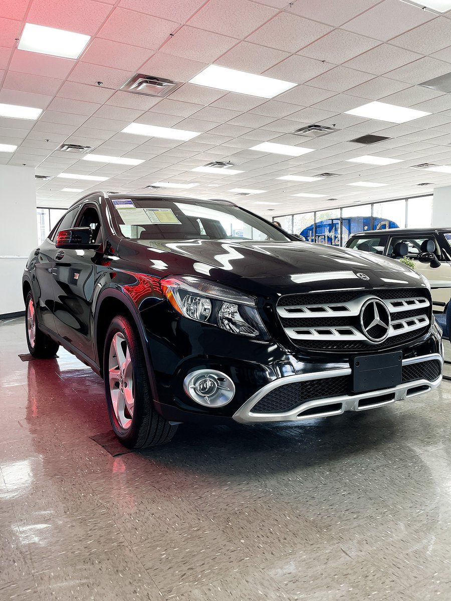 DriversMart's tweet image. The smallest Mercedes-Benz SUV goes big on innovation while adhering to its deep family values. Your luxurious test drive in this GLA 250 awaits. 😏