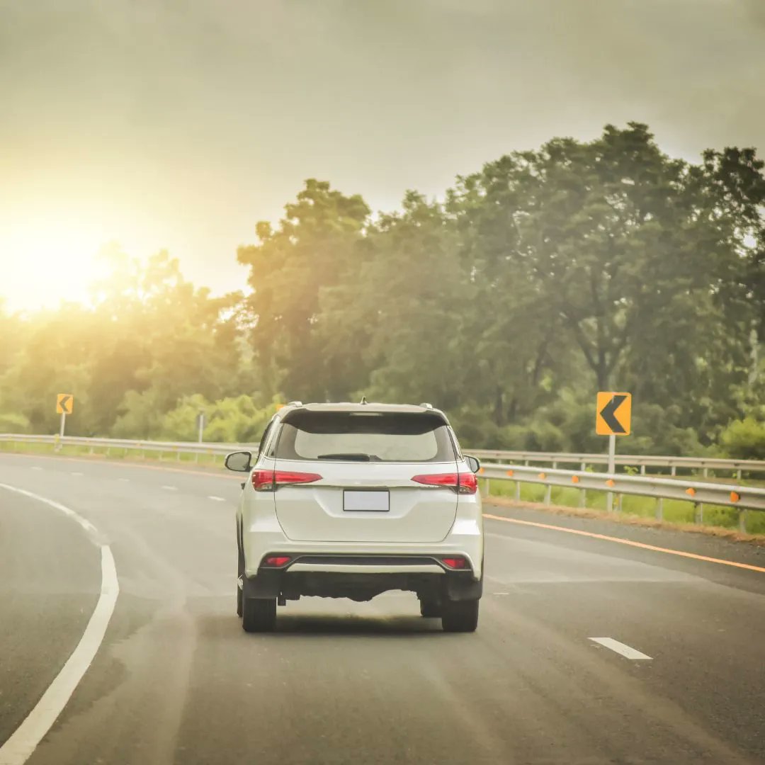 DriveTeamHQ's tweet image. Always allow at least 4 seconds from the vehicle in front of you – double that in bad road conditions.

#4seconds #4SecondRule #SlowDown