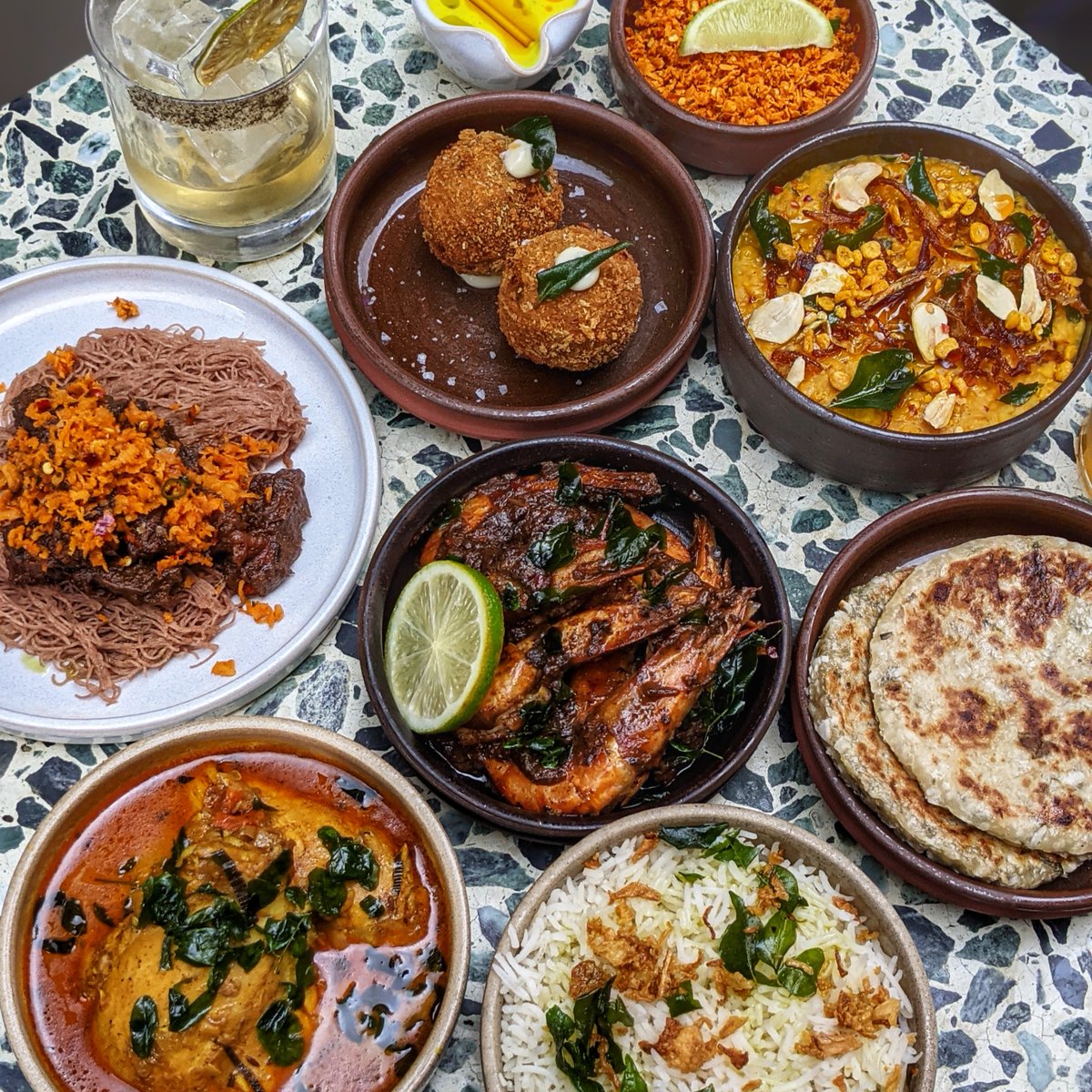 CarnabyLondon's tweet photo. Did you know a lot of authentic Sri Lankan food is naturally #vegan? ๐ฑ Head to Kolamba on #KinglyStreet for delicious sharing dishes or try the Vegan Feasting Box if you're on the #Veganuary hype.
#CarnabyLondon https://t.co/XPZ8b7L7Qk