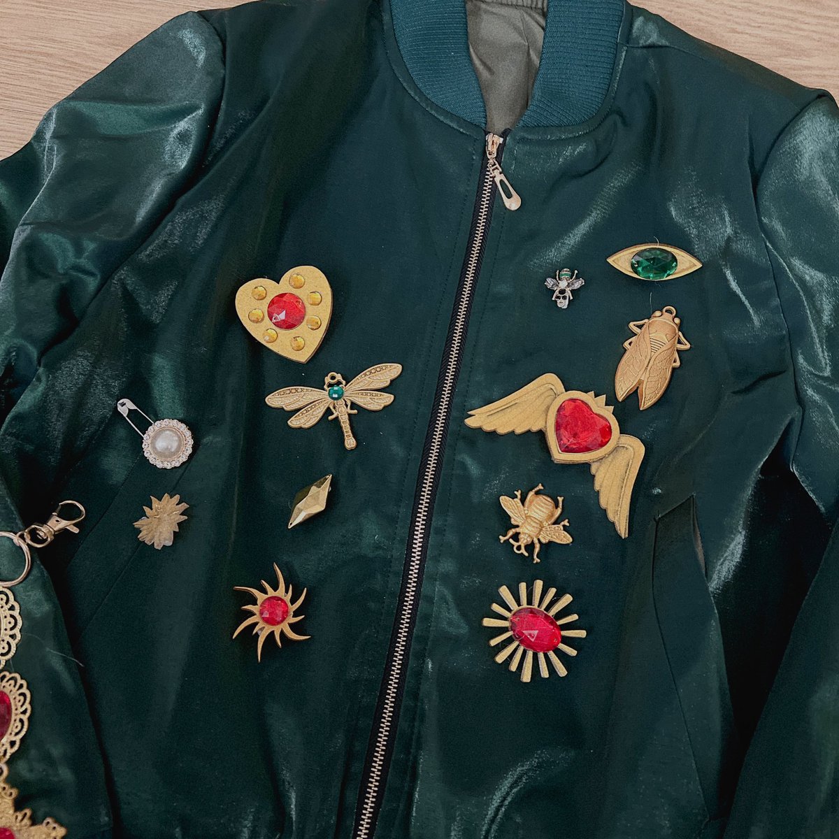 ブローチが気に入らない 😂