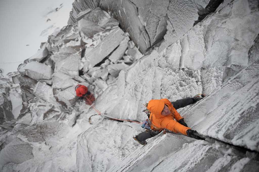 Matt Glenn and Callum Johnson on Daddy Long Legs (VIII 9), Cairn Lochan, on the Young Alpinist Group Scottish winter meet last winter. 📸 by Ryan Balharry. 

For cold winter belays, synthetic insulation is the obvious choice. View the range: bit.ly/SynthInsulatio…