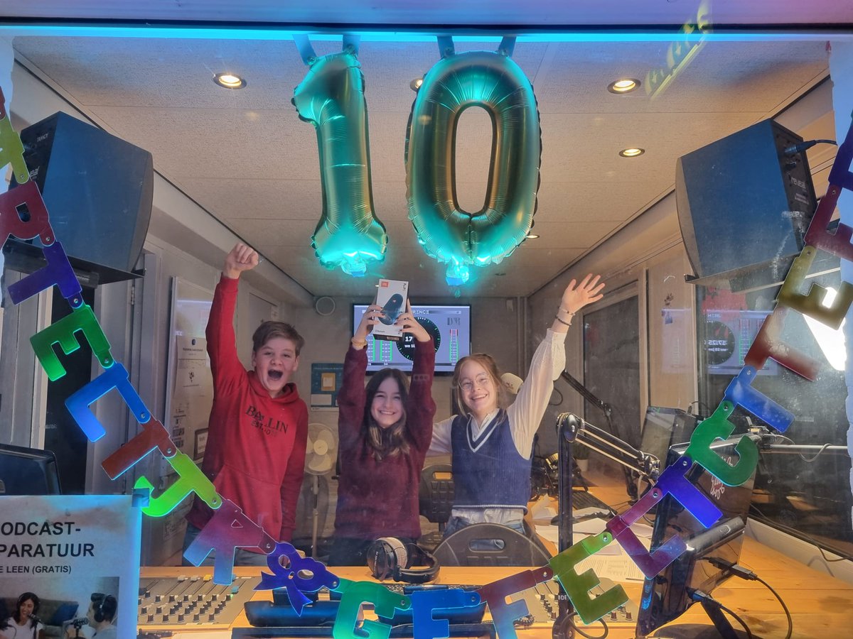 sCOOLradio bestaat vandaag tien jaar! Om dat te vieren, hebben we een prijsvraag gehouden. Fenna Vloet uit 1HVa is de gelukkige winnaar van de JBL Flip 5!