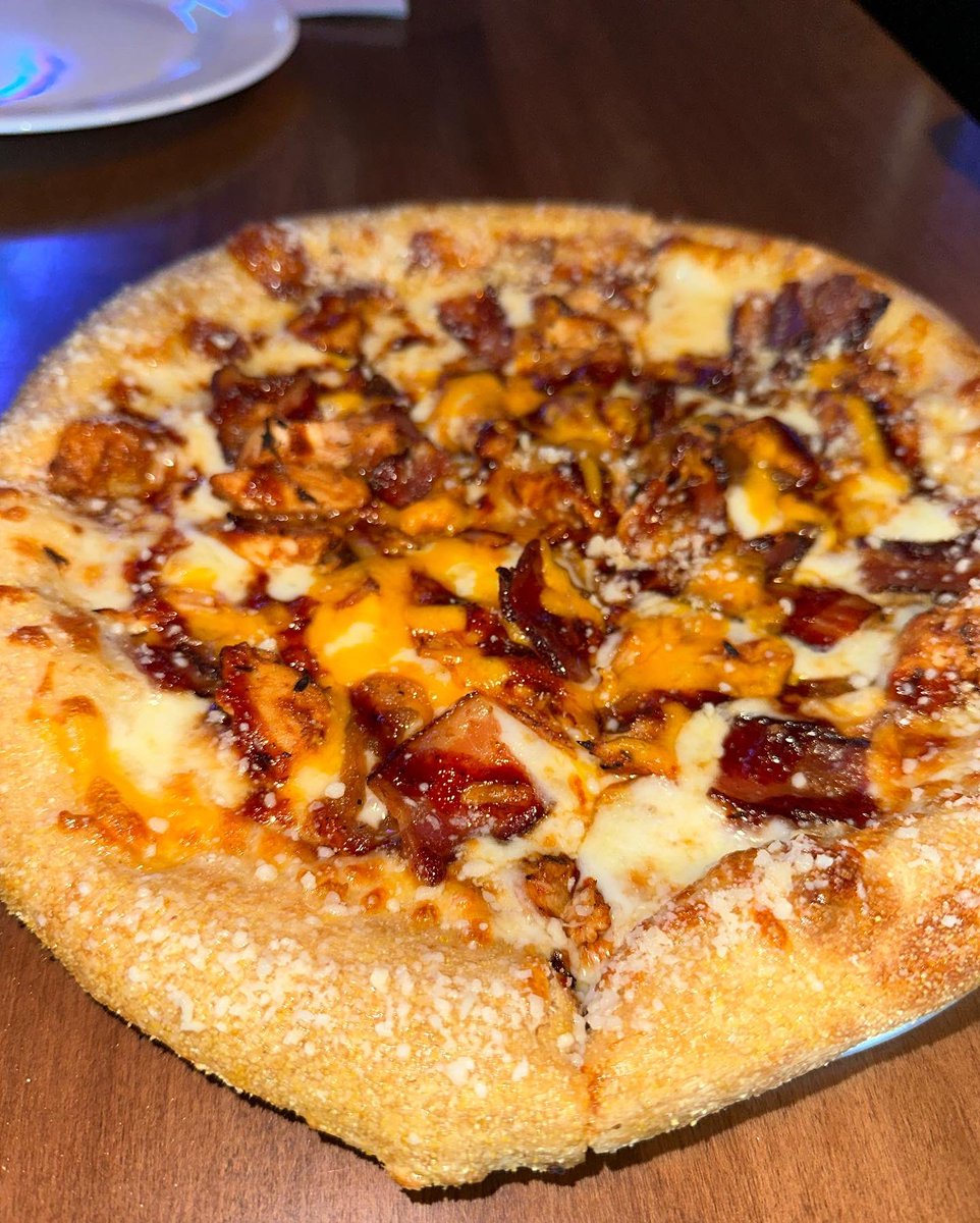 DHeismeyer77's tweet photo. My go to pizza @636Mellow is the Funky Q Chicken. Give it a try and tell me what you think. #69EatsLocal https://t.co/rfQyxWtGgP