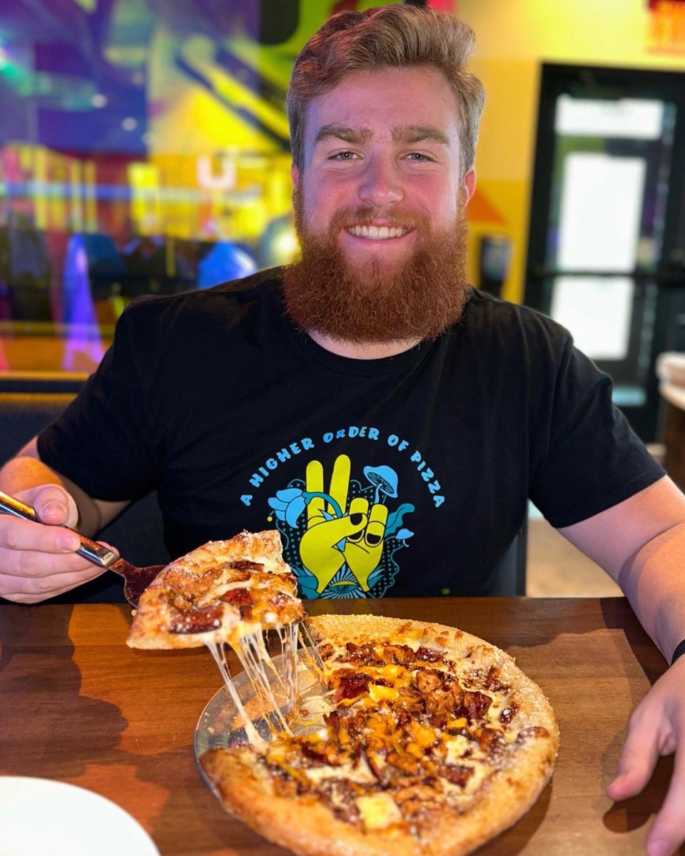 DHeismeyer77's tweet photo. My go to pizza @636Mellow is the Funky Q Chicken. Give it a try and tell me what you think. #69EatsLocal https://t.co/rfQyxWtGgP