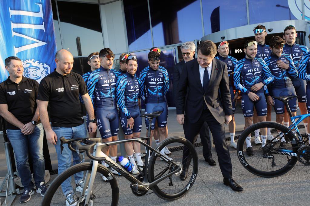Avec l’équipe cycliste professionnelle du Sprinter Nice Métropole. Ils font rayonner le cyclisme sur notre territoire et transmettent le goût de la discipline aux plus jeunes, merci à eux !