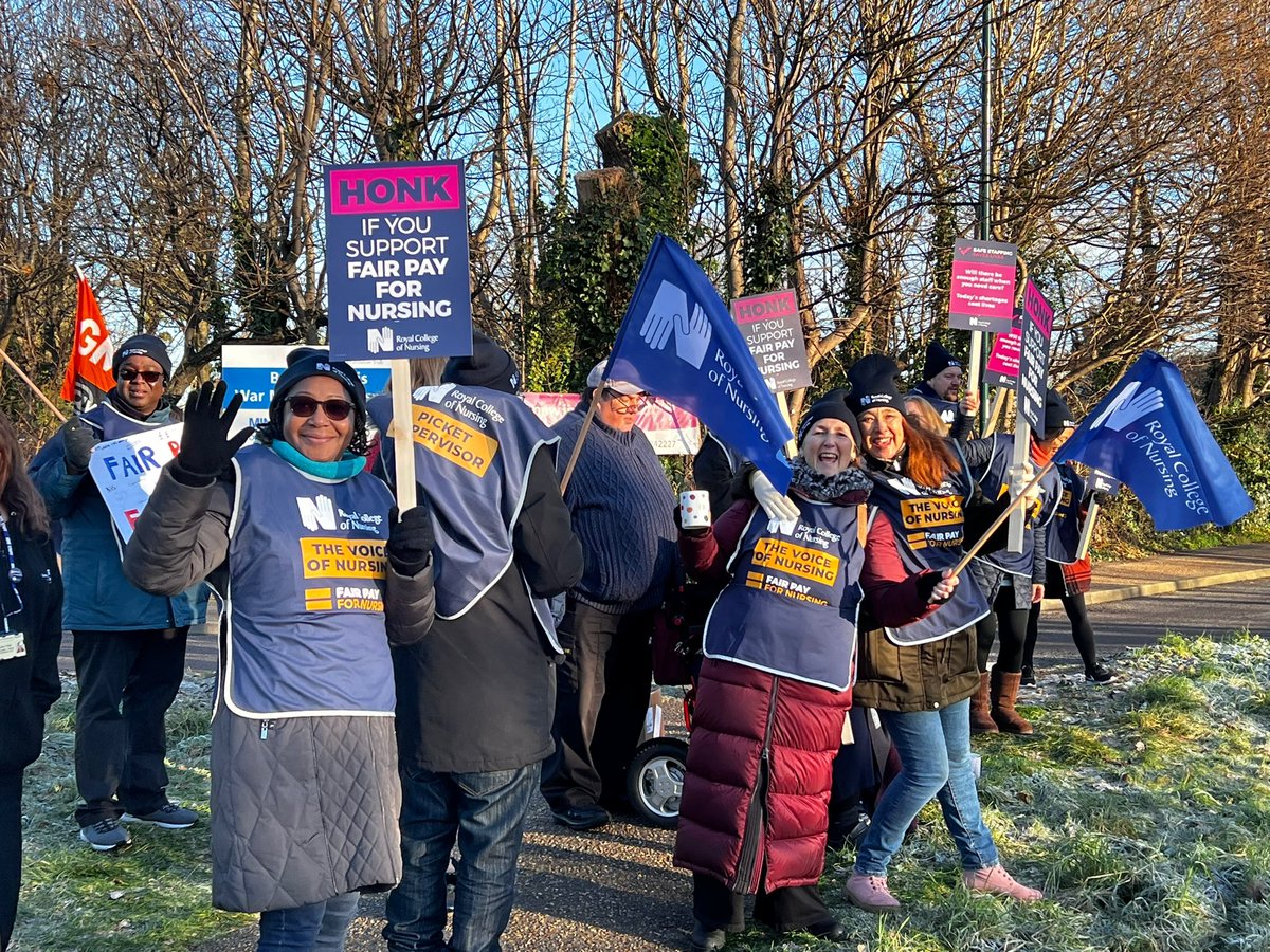 Early start for picket line at Bognor Regis ICU, built in numbers during the day and what a great community supporting us #RCNStrike