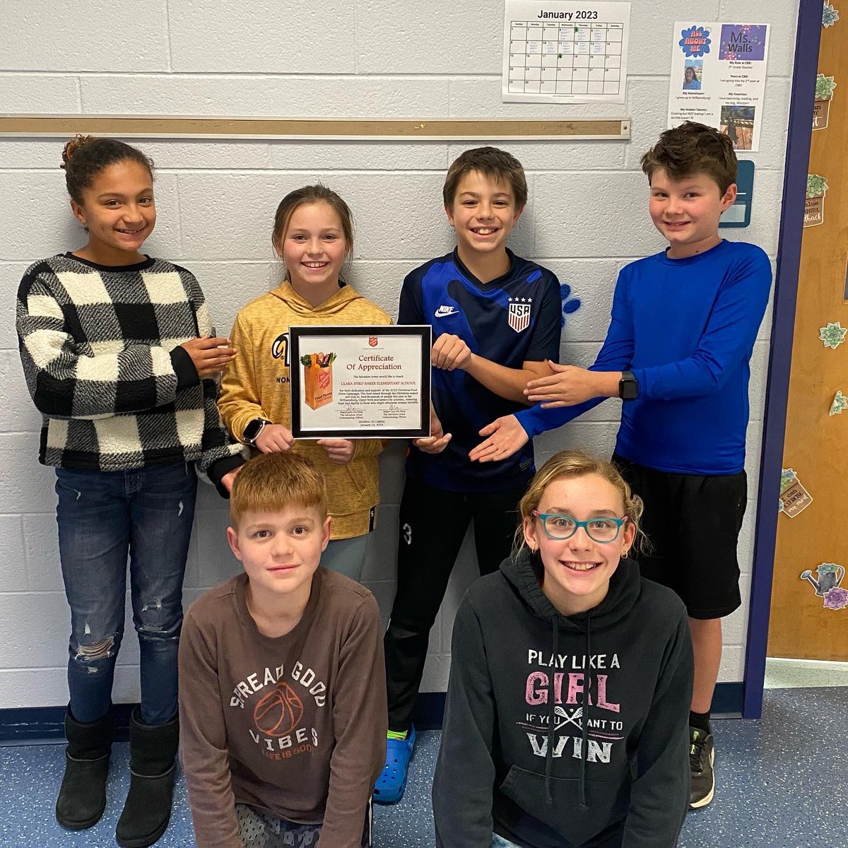CBBESWJCC's tweet photo. Our SCA officers and sponsor Ms. Walls received a certificate of appreciation for their contribution in facilitating our food drive for the Salvation Army! Thank you to everyone who donated to a great cause! 💚 #webelievebearsachieve #thankypu #salvationarmy #foodrive https://t.co/nc2K6VUaRu