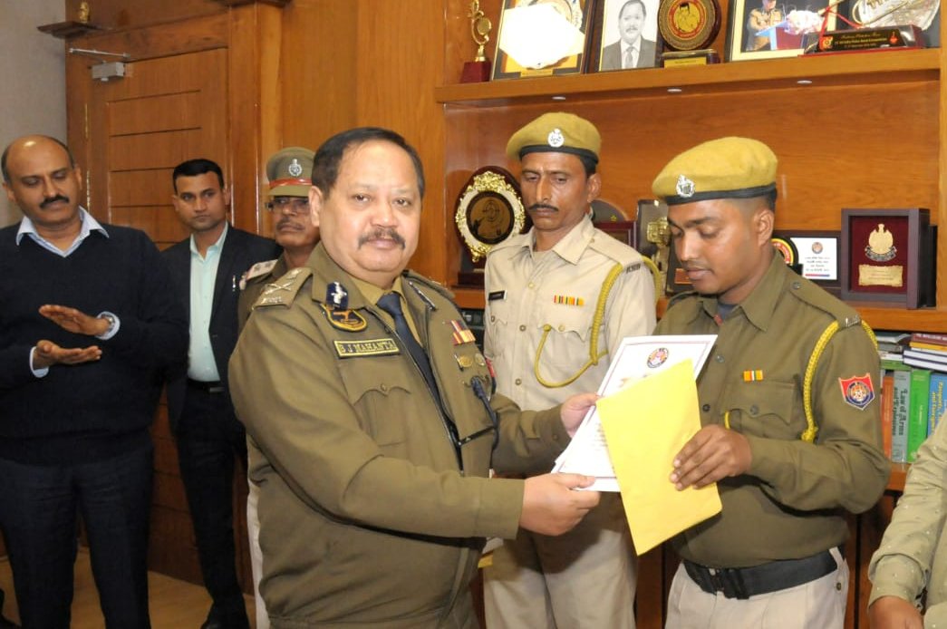 DGPAssamPolice's tweet photo. Saying no to easy money that amounts to Rs.15-20 Lakhs takes a lot of character, conviction and honesty!
Happy to say that we have people like that in Assam Police , and I am immensely proud of this fact.

#honestyiseverything  #honesty 
@CMOfficeAssam @mygovassam @himantabiswa https://t.co/axuNk3obVw