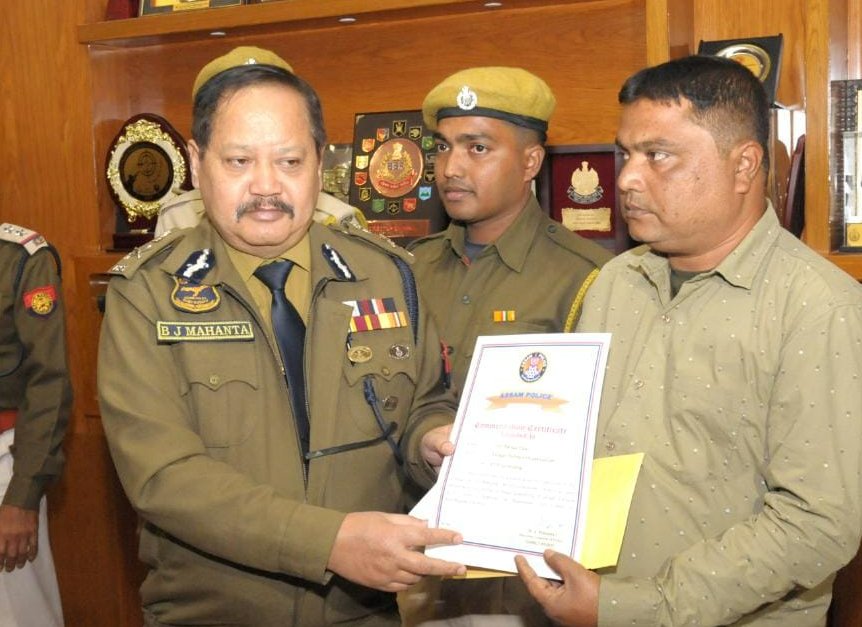 DGPAssamPolice's tweet photo. Saying no to easy money that amounts to Rs.15-20 Lakhs takes a lot of character, conviction and honesty!
Happy to say that we have people like that in Assam Police , and I am immensely proud of this fact.

#honestyiseverything  #honesty 
@CMOfficeAssam @mygovassam @himantabiswa https://t.co/axuNk3obVw