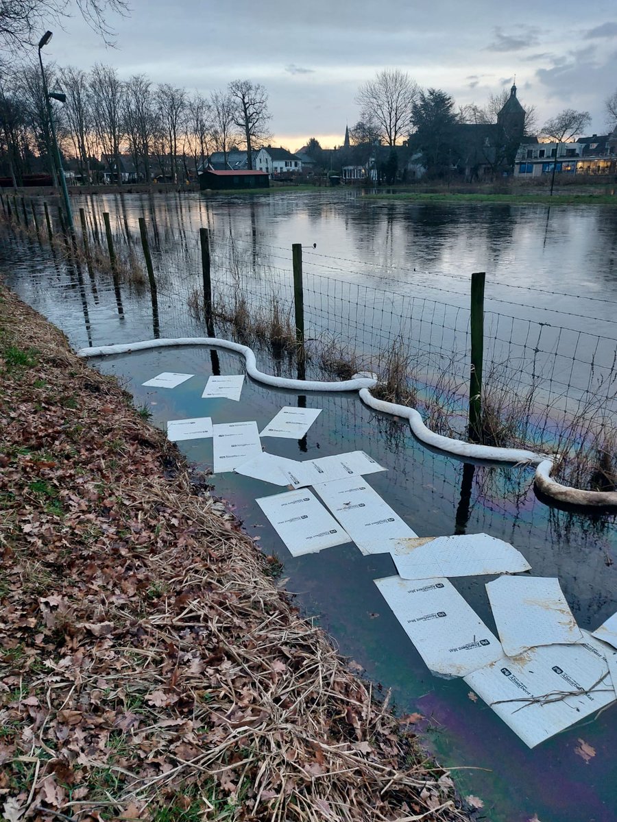 Vanwege de dump van olieflacons in Bunnik bij de ijsbaan hebben we olieslangen en absorberende doeken geplaatst.