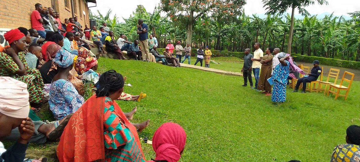 gikombecell2022's tweet photo. Kugicamunsi cyo kuri Uyu wa gatatu, umunyamabanga Nshingwabikorwa wa @RubavuSector @harblaise yahaye ikiganiro abaturage bumudugudu wa #bambiro cyibanze kumutekano, Mutuwele 23-2024,Kurwanya akajagari mumyubakire nibindi. @kambogo1 @RubavuDistrict @RwandaWest https://t.co/W4xmCsZbzZ