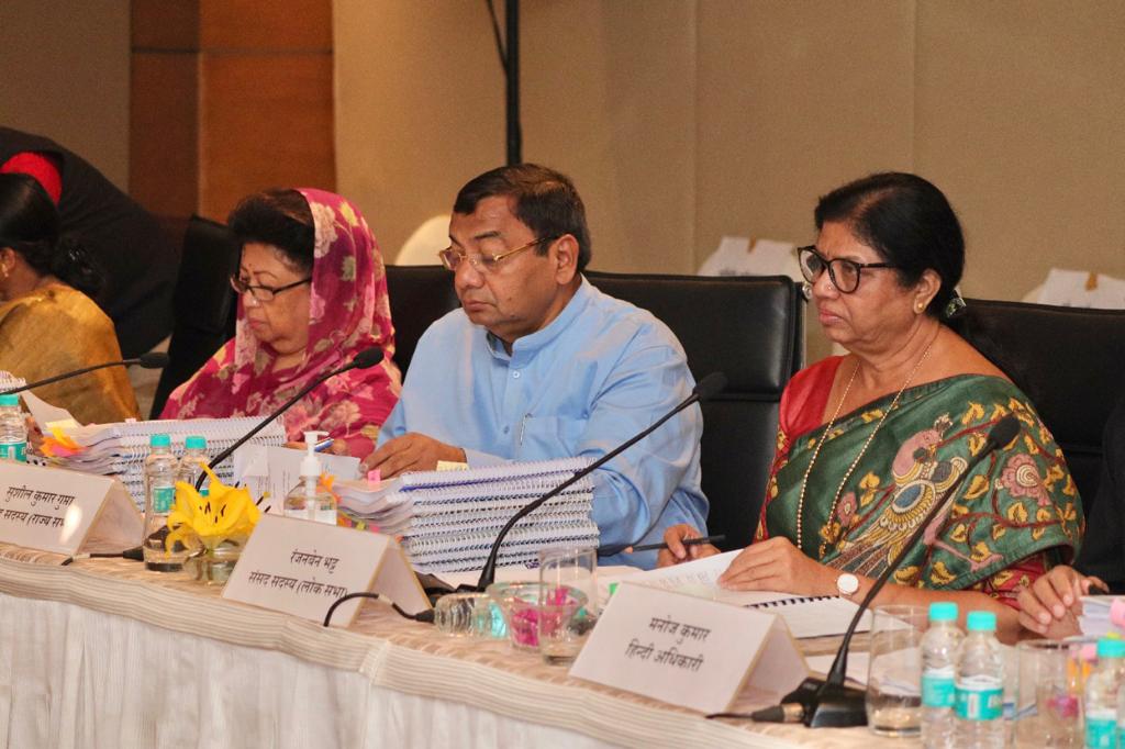 MalaRajyaShah's tweet image. संसदीय राजभाषा समिति ने आज मुंबई में स्थित केंद्र सरकार के  कायालयों में संघ के राजकीय प्रयोजनों के लिए हिंदी के प्रयोग में की गई प्रगति की समीक्षा की।

#Secondsubcommittee
#AzadiKaAmritMahotsav 
@narendramodi @BJP4India