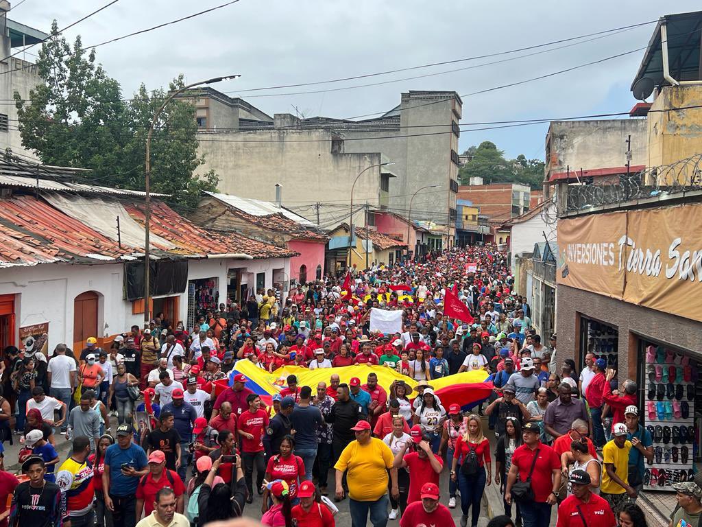 Galindez_vzla's tweet photo. El pueblo de Guarenas desborda las calles en rechazo al bloqueo y sanciones unilaterales impuestas por el gobierno norteamericano. En #Venezuela seguimos luchando junto a nuestro Presidente @NicolasMaduro y decimos #BastaDeTerrorismoEconómico. https://t.co/8zrTfrONu3