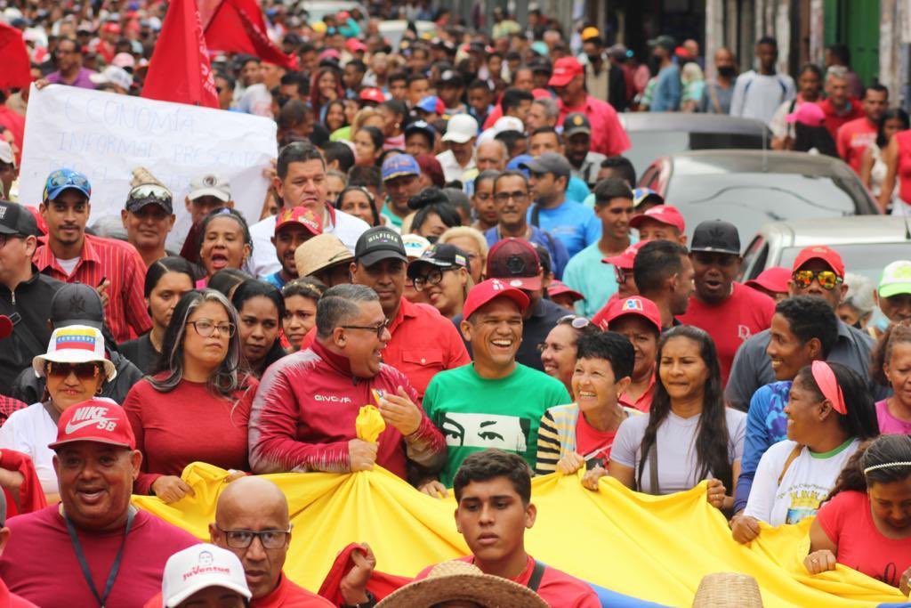 Galindez_vzla's tweet photo. El pueblo de Guarenas desborda las calles en rechazo al bloqueo y sanciones unilaterales impuestas por el gobierno norteamericano. En #Venezuela seguimos luchando junto a nuestro Presidente @NicolasMaduro y decimos #BastaDeTerrorismoEconómico. https://t.co/8zrTfrONu3