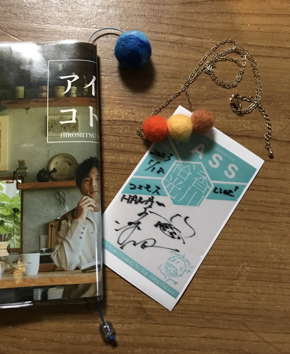potechi422's tweet photo. 『扉を開けたら』
素敵な空間に迷い込んでしまったような気持ち🐰✨🐰
ライブが始まるまでアントニオ君の優しい音色でwelcomeギター♪
可愛い作品や美味しそうなものと笑顔がいっぱいなお部屋でした。
#KOCMOC
#新春初歌
#香川裕光さん
#羊毛フェルト
#栞🔵
#ネックレス🟠🟡🟤 https://t.co/yM7FFzEAF2