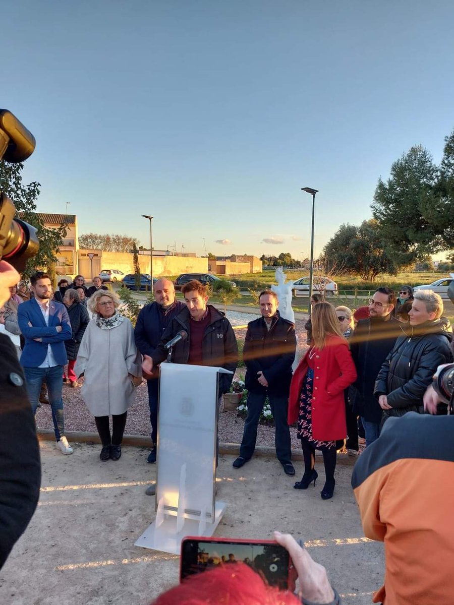 AMEPCartagena's tweet photo. 🌺 Nuria Castillo, Beatriz Parra, Finu López y Ana Ramos, miembros de Junta Directiva, han acompañado hoy a los familiares y autoridades en la inauguración de la plaza en memoria de #MaiteDefruc en Pozo Estrecho.

Maite fue la autora del diseño de nuestros #PremiosAMEPCartagena. https://t.co/QaeoKV7wai