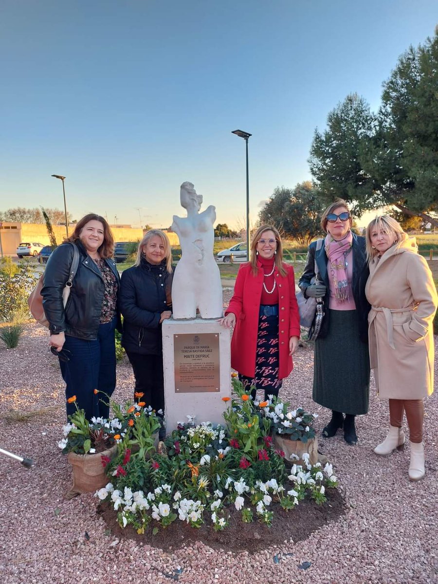 AMEPCartagena's tweet photo. 🌺 Nuria Castillo, Beatriz Parra, Finu López y Ana Ramos, miembros de Junta Directiva, han acompañado hoy a los familiares y autoridades en la inauguración de la plaza en memoria de #MaiteDefruc en Pozo Estrecho.

Maite fue la autora del diseño de nuestros #PremiosAMEPCartagena. https://t.co/QaeoKV7wai