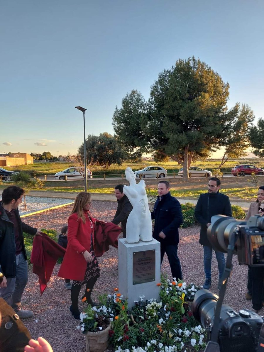 AMEPCartagena's tweet photo. 🌺 Nuria Castillo, Beatriz Parra, Finu López y Ana Ramos, miembros de Junta Directiva, han acompañado hoy a los familiares y autoridades en la inauguración de la plaza en memoria de #MaiteDefruc en Pozo Estrecho.

Maite fue la autora del diseño de nuestros #PremiosAMEPCartagena. https://t.co/QaeoKV7wai