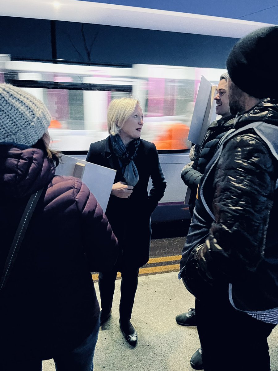 Blanketeers🏳️🌈 (@sarahblanketeer) on Twitter photo Thank you to @CNOEngland for coming and listening to our concerns on the picket line this evening. @thorpe_gilesRN <a href="/theRCN/">The RCN</a> <a href="/patcullen9/">Pat Cullen MP</a> <a href="/ESNEFT/">East Suffolk and North Essex NHS Foundation Trust</a> Thank you to @CNOEngland for coming and listening to our concerns on the picket line this evening. @thorpe_gilesRN <a href="/theRCN/">The RCN</a> <a href="/patcullen9/">Pat Cullen MP</a> <a href="/ESNEFT/">East Suffolk and North Essex NHS Foundation Trust</a>