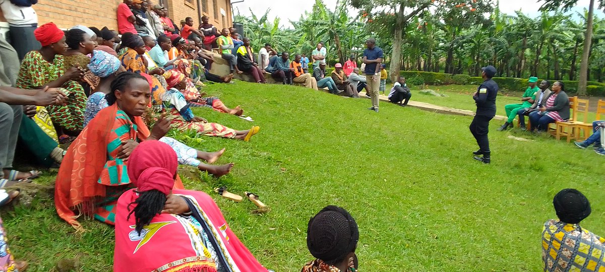 gikombecell2022's tweet photo. Kugicamunsi cyo kuri Uyu wa gatatu, umunyamabanga Nshingwabikorwa wa @RubavuSector @harblaise yahaye ikiganiro abaturage bumudugudu wa #bambiro cyibanze kumutekano, Mutuwele 23-2024,Kurwanya akajagari mumyubakire nibindi. @kambogo1 @RubavuDistrict @RwandaWest https://t.co/W4xmCsZbzZ