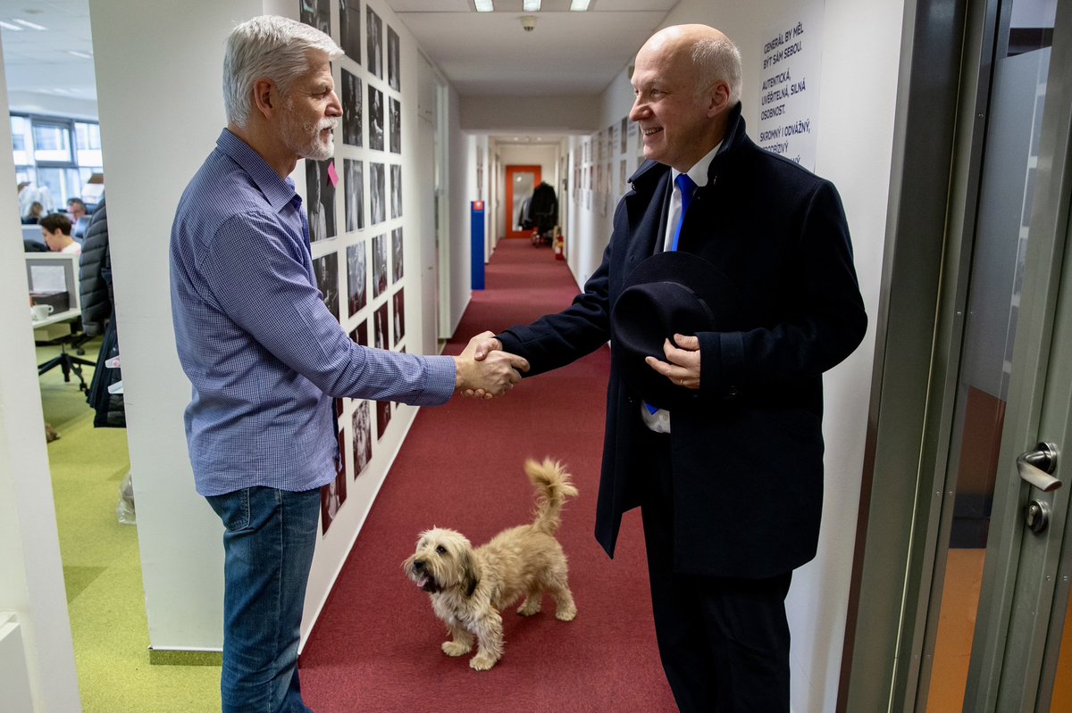 PavelFischer's tweet photo. Ve druhém kole prezidentských voleb jednoznačně podporuji @general_pavel. Dnes jsme spolu jednali v jeho volebním štábu o plánech na příštích deset dnů. Petra Pavla velmi rád podpořím na několika veřejných akcích, nejbližší jsou zítra v Ostravě a v pátek v Brně.
1/2 https://t.co/o0UVHogAch