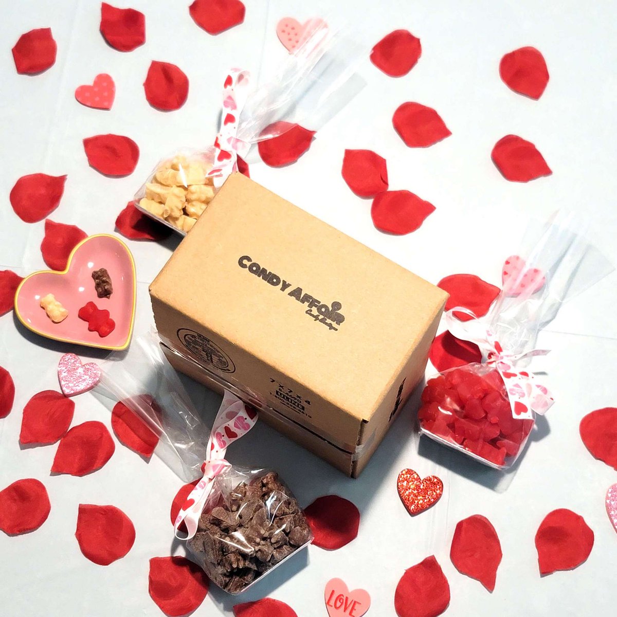 Show that bear-y special someone some love this Valentine's Day with our signature bear themed goodie box. This box contains delicious handcrafted gummy bears coated in rich milk and white chocolate and also cinnamon juju bears.😍😍💕