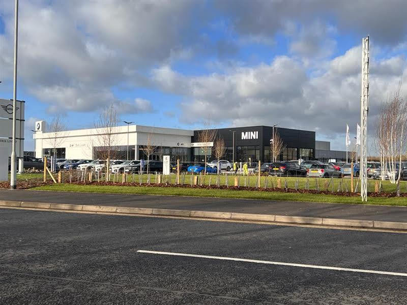Progsystems's tweet photo. Here are some pictures from a recently completed project - the BMW/Mini Dealership in Melksham.

Main contractor - Beard Construction

Bonus dramatic sky for added effect!

#construction #contractor #roofing #cladding #project #weareprogressive https://t.co/2TSmgchax0