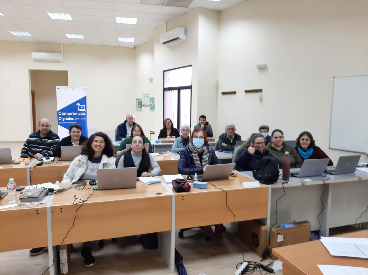 #fuenteelfresno esta mañana ha aprendido a usar app con las que realizar reuniones telemáticas, tales como Zoom, teams, discord, skype... y Whatsapp.
#CompetenciasDigitalesCLM
👉Financiado por la UE #NextGenerationEu
Con el apoyo y la financiación del <a href="/gobjccm/">Gobierno de Castilla-La Mancha</a> con <a href="/bienestarCLM/">Bienestar Social CLM</a>