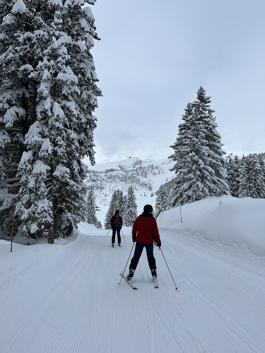 MissElphickPE's tweet photo. PE lessons in the winter term are something special! 😍 Some nice powder and the sun even came out this morning! 🇨🇭 #Aiglon https://t.co/QltH3rRRja