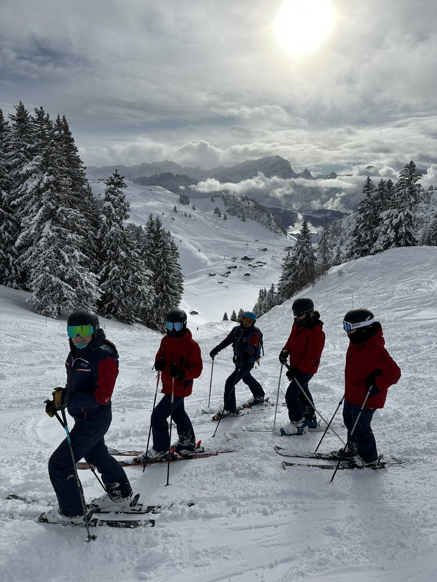 MissElphickPE's tweet photo. PE lessons in the winter term are something special! 😍 Some nice powder and the sun even came out this morning! 🇨🇭 #Aiglon https://t.co/QltH3rRRja