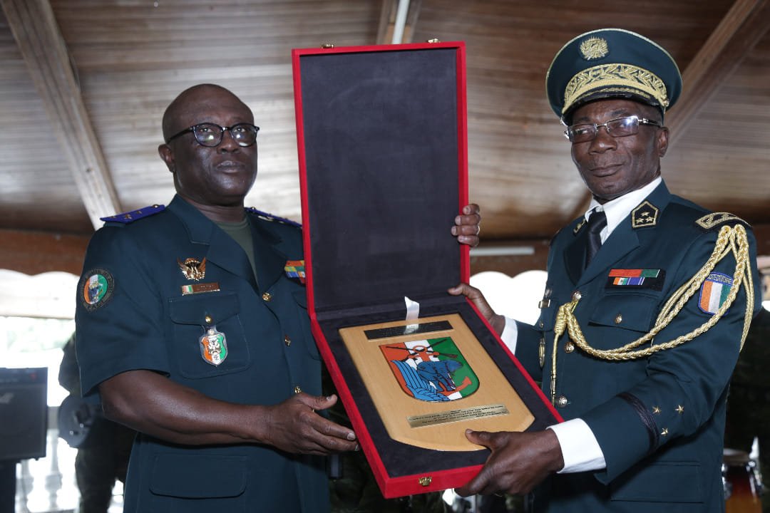 bambabakary's tweet image. #CIV225 
#FACI
CÉRÉMONIE D&apos;ADIEU AUX  ARMES
Hommage appuyé à 3 officiers généraux de valeur, en fin de service actif.
Il s&apos;agit:
- du Général de Division Koné Mambi, 
- du Magistrat - Contre Amiral Ange Kessi Bernard et 
- du Médecin-Général de Brigade Yao N&apos;dri Dowlo Athanase.