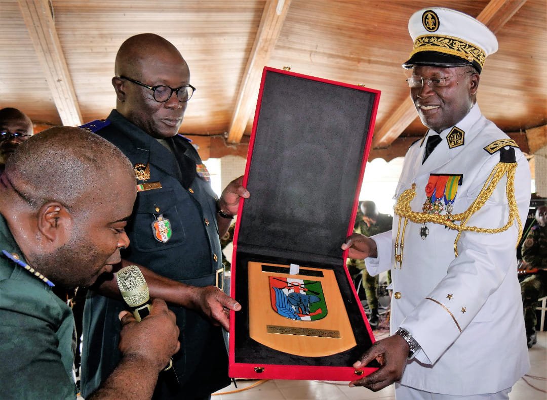 bambabakary's tweet image. #CIV225 
#FACI
CÉRÉMONIE D&apos;ADIEU AUX  ARMES
Hommage appuyé à 3 officiers généraux de valeur, en fin de service actif.
Il s&apos;agit:
- du Général de Division Koné Mambi, 
- du Magistrat - Contre Amiral Ange Kessi Bernard et 
- du Médecin-Général de Brigade Yao N&apos;dri Dowlo Athanase.