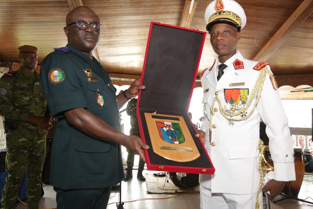 bambabakary's tweet image. #CIV225 
#FACI
CÉRÉMONIE D&apos;ADIEU AUX  ARMES
Hommage appuyé à 3 officiers généraux de valeur, en fin de service actif.
Il s&apos;agit:
- du Général de Division Koné Mambi, 
- du Magistrat - Contre Amiral Ange Kessi Bernard et 
- du Médecin-Général de Brigade Yao N&apos;dri Dowlo Athanase.