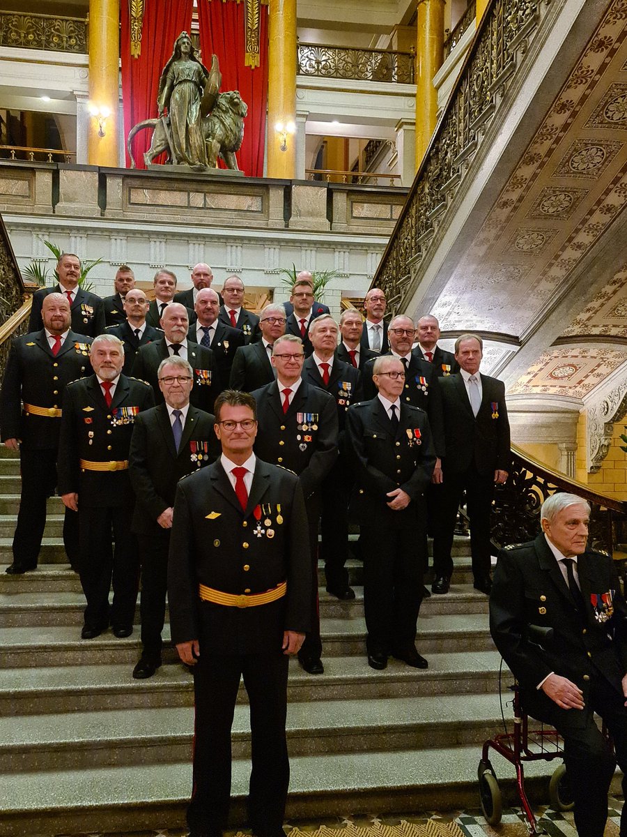 petrijaatinen's tweet photo. Suuret onnitelut #vuodenpalomies2022 Matti Honkanen. Kuvassa Vuoden Palomiehiä 40 vuoden ajalta. https://t.co/qhuLNhfrpW