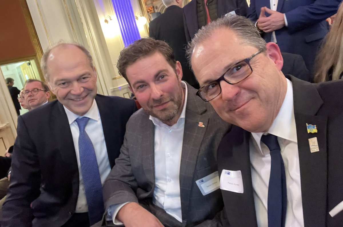 #Wiesbaden
Endlich wieder Neujahrsempfang der <a href="/ihkwiesbaden/">IHK Wiesbaden</a> - gespannt und gut gelaunt mit meinem BGM-Kollegen &amp; Landratskandidat <a href="/sandro_zehner/">Sandro Marc Zehner</a> und Gerhard Obermayr, Stadtverordnetenvorsteher Wiesbaden.
😉👍🏼