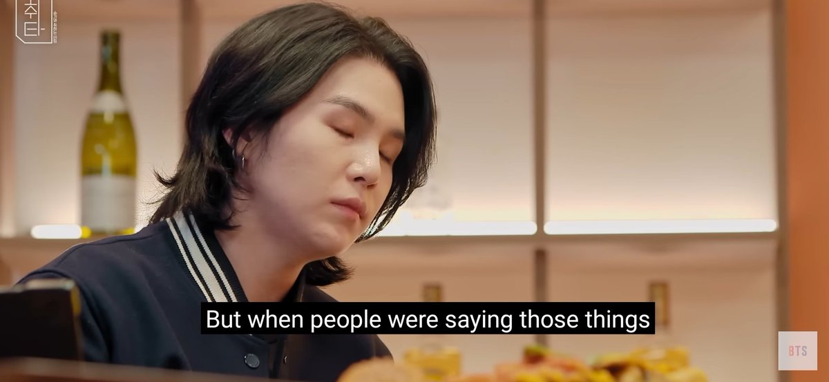 rapline_support's tweet photo. Como podemos perceber nessa sequência e no programa como um todo o Yoongi se sentiu muito confortável para conversar de vários assuntos com o Taeyang, que é um veterano na indústria e uma pessoa com o qual alguns dos nossos meninos já deixaram público que gostariam de colaborar. https://t.co/1XvKdzgbSx
