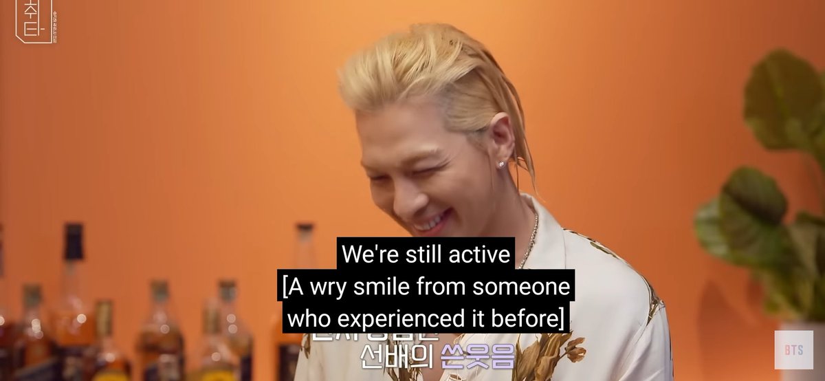 rapline_support's tweet photo. Como podemos perceber nessa sequência e no programa como um todo o Yoongi se sentiu muito confortável para conversar de vários assuntos com o Taeyang, que é um veterano na indústria e uma pessoa com o qual alguns dos nossos meninos já deixaram público que gostariam de colaborar. https://t.co/1XvKdzgbSx