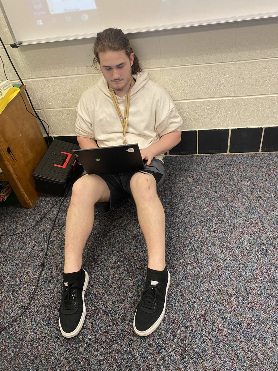 NewCaneyHS's tweet photo. Students in Ms. Baralt's French class studied different traditions and celebrations around the world, and then collaborated to compare traditions between US and France! #ncisd #ExpectExcellenceNCHS #NCHS_Eagles #multilingual #ncisdmultilingual #ncisdlote @MultiNCISD https://t.co/qcA2MloWPt