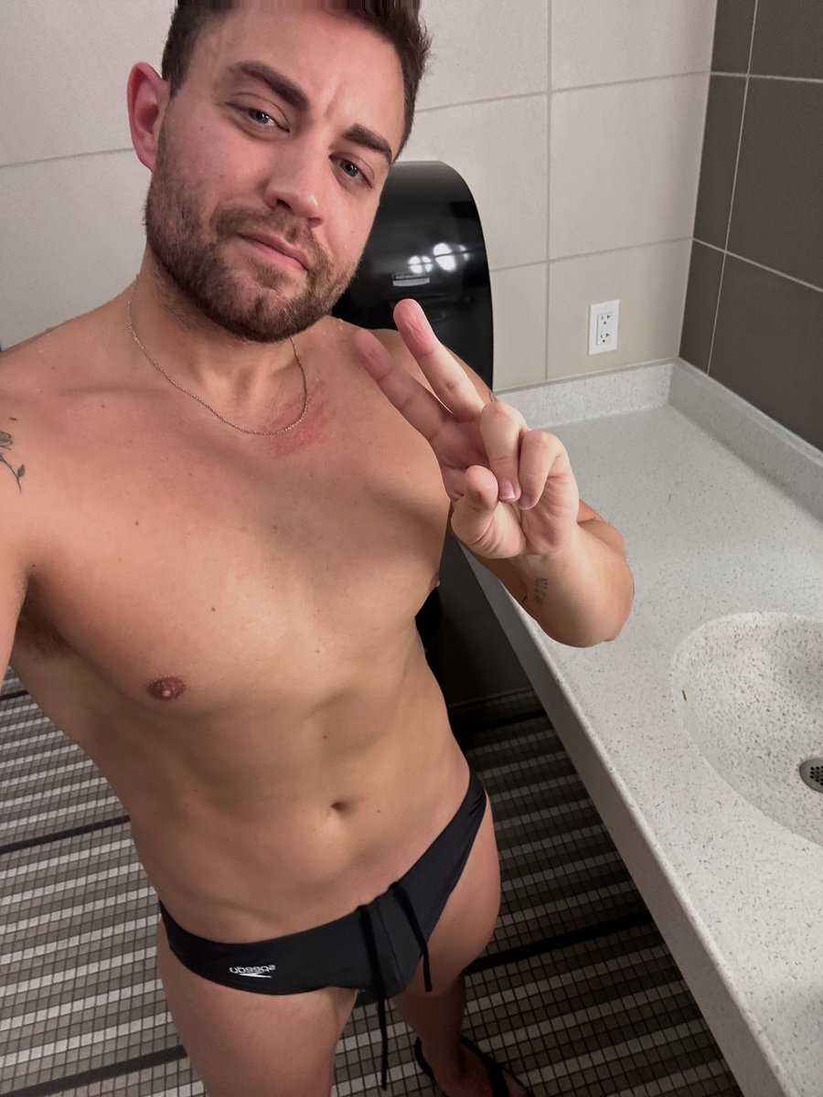 chrisxholmes's tweet photo. 3000 yards to start this hump day 💪🏼 https://t.co/kX6hm0XT0C