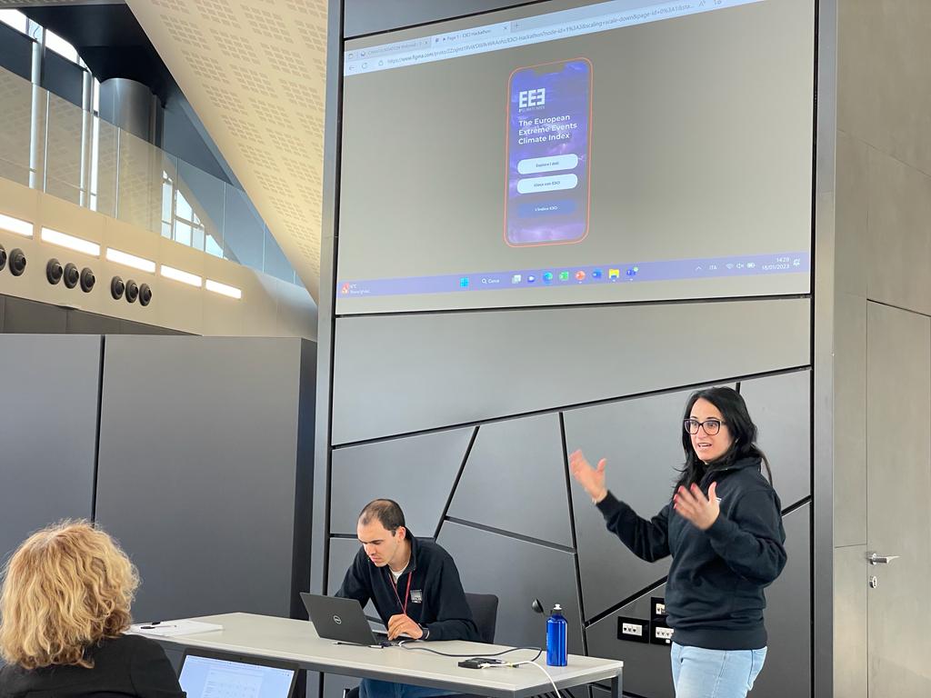 CIMAFoundation's tweet photo. #DataViz, #comunicazione ambientale e #scienze atmosferiche e associate ad impatti meteo-indotti: questa la sfida a cui abbiamo partecipato per la 1a edizione #e3cihackathon "Comunicare gli eventi meteorologici estremi” organizzato da @IFABfoundation. @CmccClimate @UnipolSai_CRP https://t.co/jkPel8i4JA