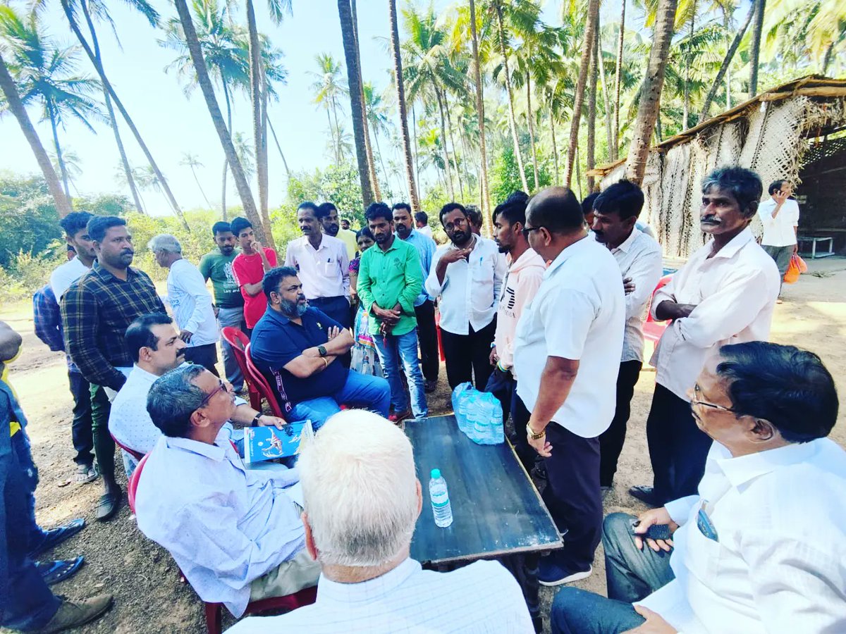 Satish_Sail's tweet photo. ಅಂಕೋಲಾ ತಾಲೂಕಿನ  ಬೊಬ್ರುವಾಡ ಗ್ರಾಮ ಪಂಚಾಯತ್ ವ್ಯಾಪ್ತಿಯಲ್ಲಿ ಇಂದು ನಮ್ಮ ಕಾಂಗ್ರೆಸ್ ಪಕ್ಷದ  ಬೂತ್ ಮಟ್ಟದ   ಸಭೆ ನಡೆಸಿ  ಪಕ್ಷ ಸಂಘಟನೆ,  ಮುಂಬರುವ ��ಿಧಾನಸಭಾ ಚುನಾವಣೆ ತಯಾರಿ  ಹಾಗೂ ಇತರ  ವಿಷಯಗಳ ಮೇಲೆ ಚರ್ಚೆ ನಡೆಯಿತು.  ಈ ಸಂದರ್ಭದಲ್ಲಿ ಪಕ್ಷದ  ಮುಖಂಡರು, ಕಾರ್ಯಕರ್ತರು ಹಾಜರಿದ್ದರು. @INCKarnataka https://t.co/Ph7x7mVwLD