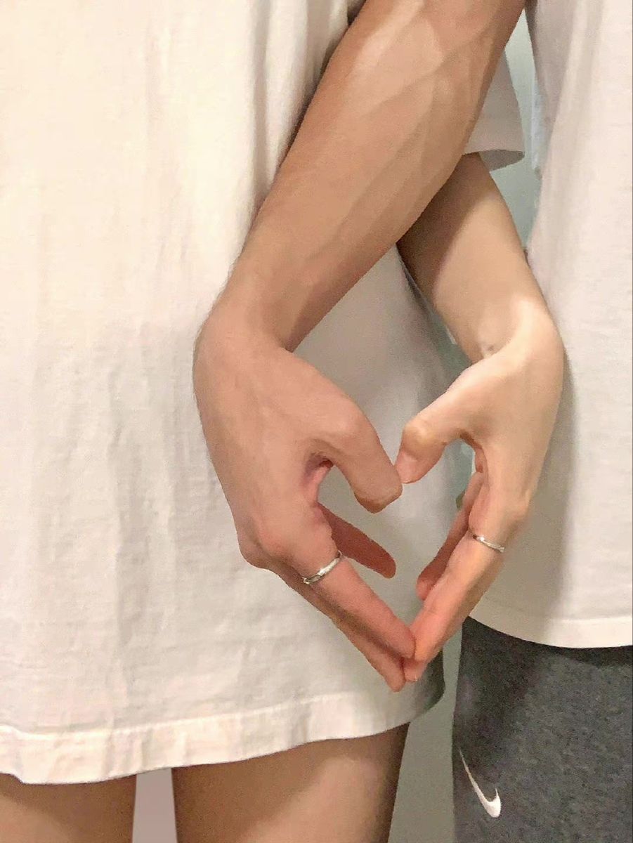 Hands couple tweet media