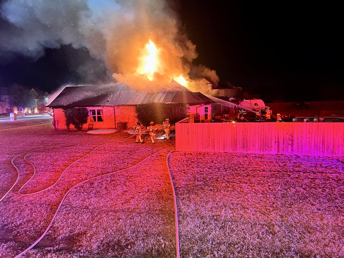 rendonfire's tweet image. Pictures and video of fire conditions from Monday night’s structure fire on Storm Creek Lane @Everman911 @crowley4182 @FdKennedale @MansfieldFireTX @TarrantCountyFM @tarrantcountyso