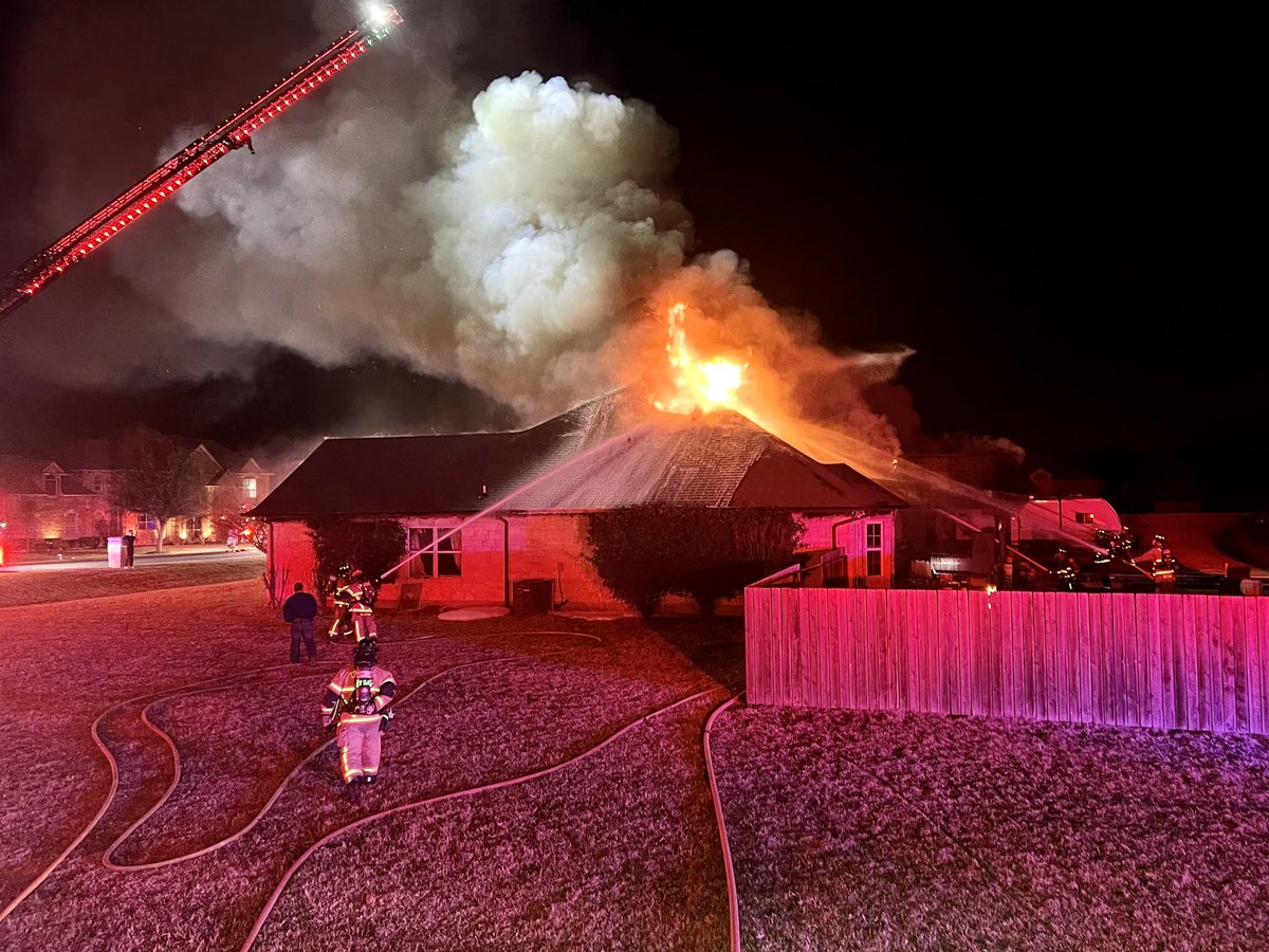 rendonfire's tweet image. Pictures and video of fire conditions from Monday night’s structure fire on Storm Creek Lane @Everman911 @crowley4182 @FdKennedale @MansfieldFireTX @TarrantCountyFM @tarrantcountyso