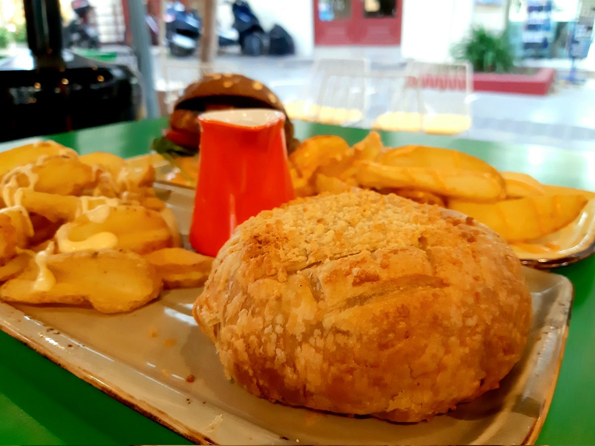 AnnysKitchenEU's tweet photo. Trying vegan #streetfood in the historic centre of #Athens!

#AthensVeganBurgers is a must-visit place for #vegan travellers visiting the capital of #Greece.

#AnnysKitchen #HealthyEating #PlantBased #Food #foodlover #VeganFoodLovers #VeganFood #VeganLife #VeganLifestyle #GoVegan https://t.co/eWSOhLpJiD