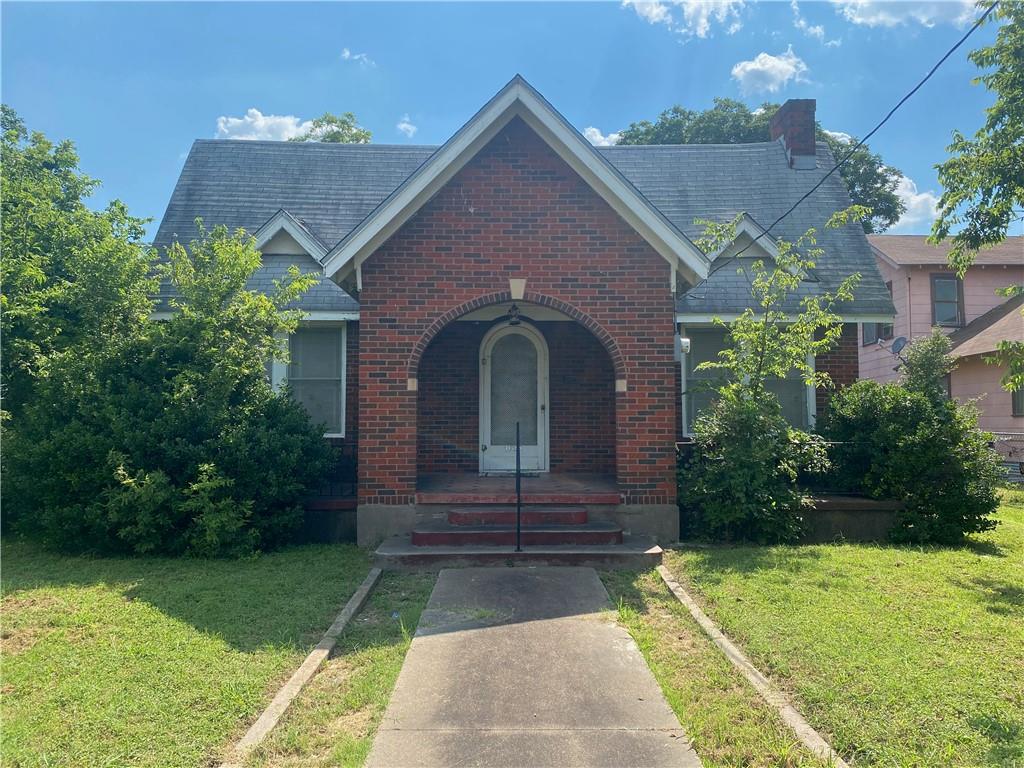 Jenn Shelburne would love to show you the #listing at 1628 N 15th Street #Waco #TX  #realestate tour.corelistingmachine.com/home/QFKMPE