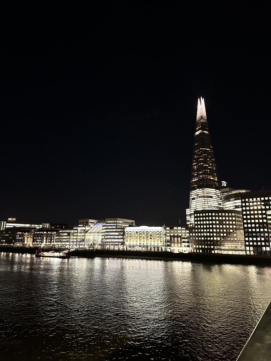 thereadingpara's tweet photo. Love London at night! #bridgewithaview https://t.co/mfKGoAoteE