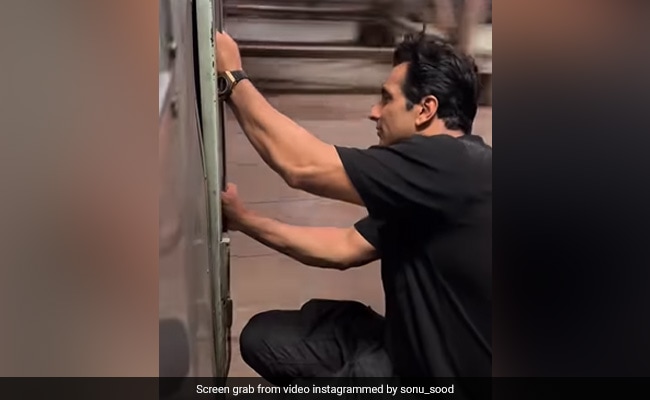 Imran101018's tweet image. Surya in Train, examining the Gate
#SuryaGate