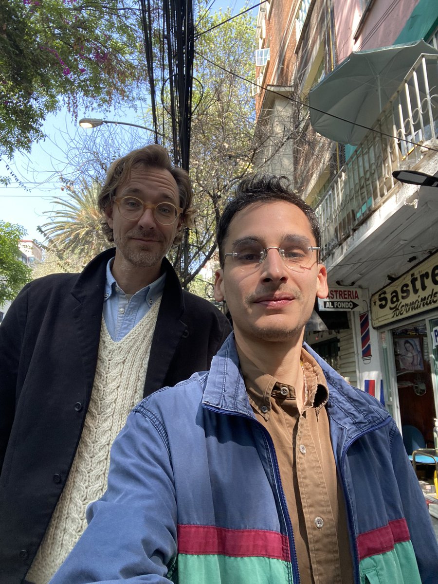 eduardoluishh's tweet photo. cómo va su martes yo iba caminando al imss y me encontré a erlend oye https://t.co/hQ6EGDgvUz